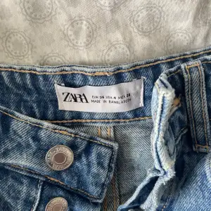Ett par jeansshorts från zara köpta förra våren/sommaren🌸superfina men säljer då de blivit för små för mig. Fint skick💕💕