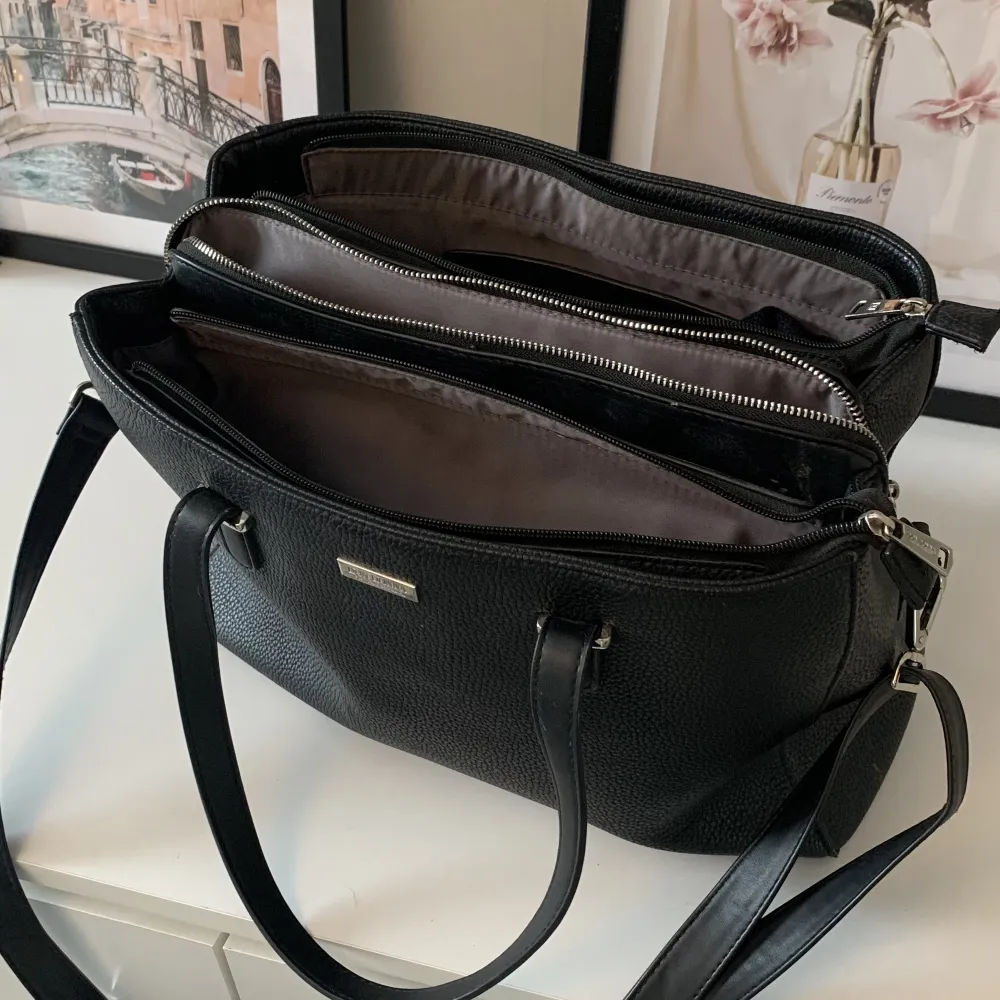 Säljer denna svarta väska från DonDonna då den inte längre kommer till användning. Nypris är 700kr, säljer för 200kr + frakt! . Väskor.