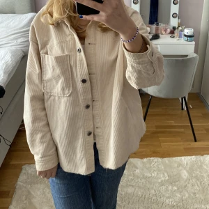 Manchester jacka från Zara💗 - Så snygg manchester jacka ifrån Zara❤️köpt för 400 säljer för 200 plus frakt, pris kan diskuteras❤️