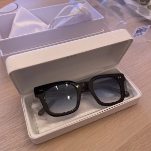 Chimi 04 Black/Light Blue - Helt nya chimi solglasögon (endast öppnade). Stilrena och perfekta till sommarn. Ny pris: 1200kr Model: 04 Black/Light Blue Storlek: Onesize