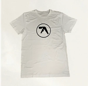 Aphex twin T-shirt - Skitfet screenprintad aphex twin t-shirt i storlek M. Den är helt ny!