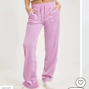 Juicy Couture byxa - Byxan är köpt för 1100kr på Nelly. De är i nyskick och har endast används ett fåtal gånger 💕  Möts helst upp men kan även skickas. Priset kan diskuteras vid snabb affär :)