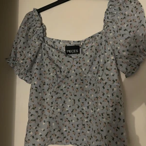Blommig blus/topp - Blommig blus/topp från Vero Moda (Pieces) Superfin nu i vår och sommar.  Prislapp sitter kvar så aldrig använd. Ord pris 329,95kr