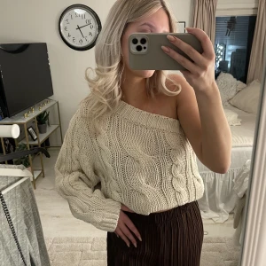 Stickad tröja gina - Säljer denna frpn gina. Passar small. Aldrig använd! 