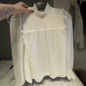 Jättefin vit blus - Super söt vit blus, använd 1 gång så den är i jätte bra skick