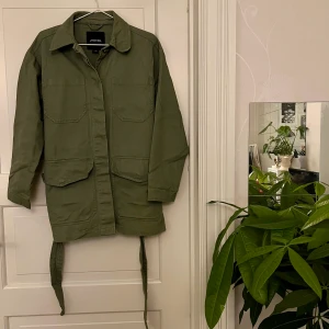 Grön jacka🤍 - Grön jacka från Monki, storlek XS. Oversized. Använd men i fint skick. Kan mötas i Göteborg eller skicka, köparen står för frakt. 