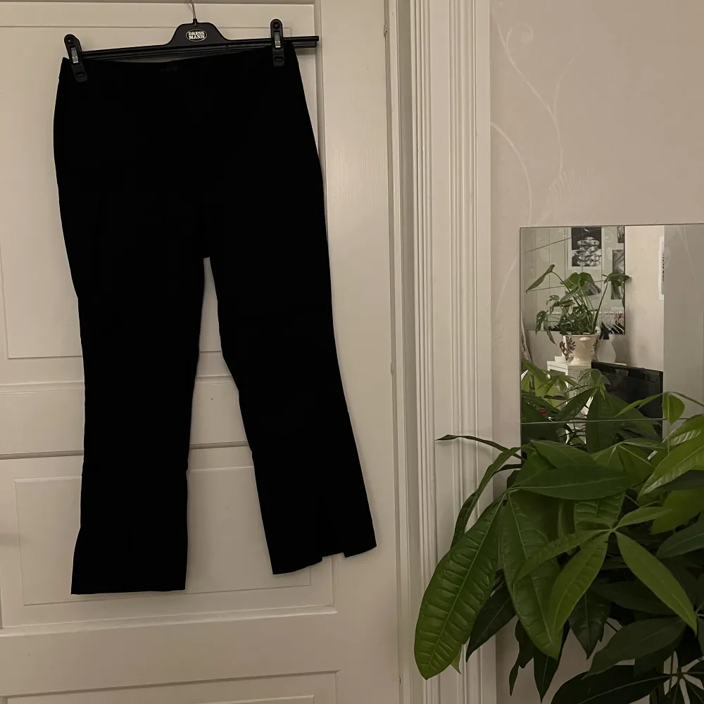 Svarta kostymbyxor med slits fram på byxan (kan skicka bilder där det syns tydligare). Från Vero Moda, storlek S, längd 30. Använd ett fåtal gånger. Mycket stretchiga! Kan mötas i Göteborg eller skicka, köparen står för frakt.. Jeans & Byxor.