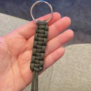 Paracord nyckelring, mörkgrå färg, ser ibland grön ut. 