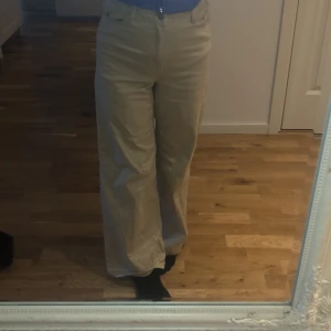Beiga högmidjade jeans från Lindex - Använda ungefär 7 gånger. Storlek 146 men passar på en 155 cm perfekt. 