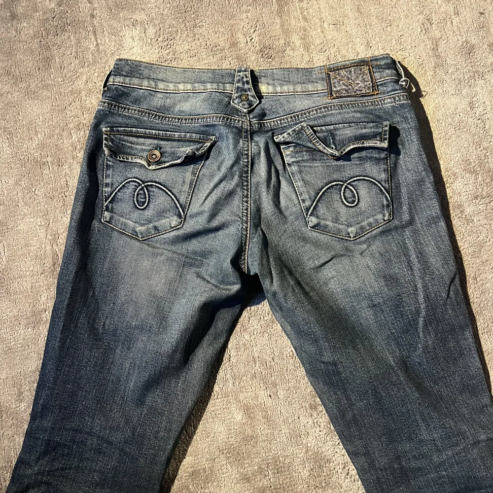 Säljer dessa vintage, lågmidjade jeans i bootcut modell och coola fickor. Vet tyvärr inte märker då de är min mammas gamla. Hör gärna av dig vid frågor!❤️. Jeans & Byxor.