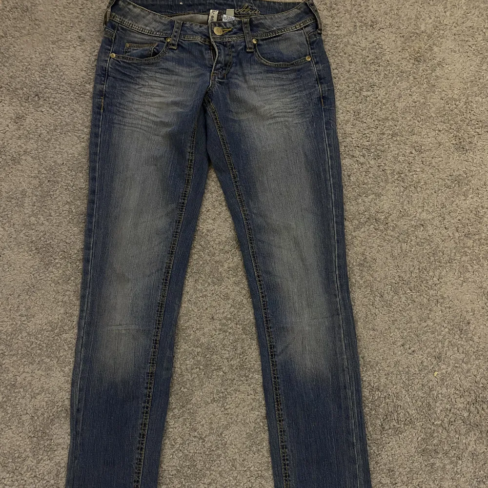 Tre par lågmidjade byxor från olika märken, strl xs. Köp tre för 100kr och få ett extra par lågmidjade på köpet. Jeans & Byxor.