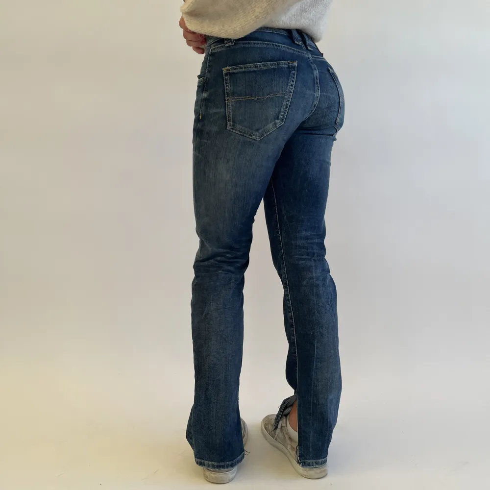Skitsnygga mörkblåa jeans med låg midja och en slits längst ner!. Jeans & Byxor.