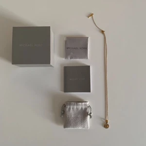 Michael Kors Premium halsband - Michael Kors premium halsband i näst intill oanvänt skick, alla original saker med så som duk, påse och låda medföljer.  Original pris 1300.  Mitt pris är rörligt vid snabb och smidig affär.