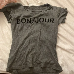 Ginatrico - Säljer en tishert från ginatrico. Nypris 100 kr säljer för 30 kr 