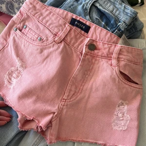 Shorts  - Ett par nya shorts märket pieces.  Lappen är ej kvar. 