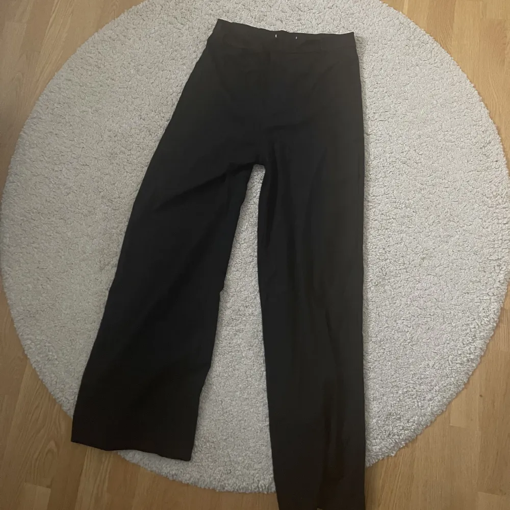 Svarta kostymbyxor som är lite randiga - Ordinare från Zara för 299 kr - Storlek XL men är ganska små i storleken - Använda 1 gång - Köparen betalar för frakt - Inga returer - Betalning via köp direkt . Jeans & Byxor.