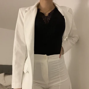 Matchande blazer+ byxor - Studentoutfit med matchande vit blazer o byxor båda skräddade så att de sitter bättre i midjan