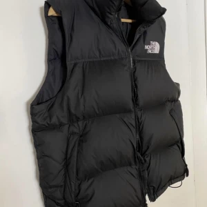 North face väst - Säljer nu min North face väst då den har blivit för liten och inte passar längre. Västen är i ett gott skick då den bara användes under förra höst/våren. Storlek Medium. Kostade 2800 ny.     Pris går absolut att diskutera!!