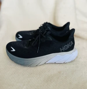 Hoka strl 41 - Storlek 41 1/3 Knappt använda Kan skicka fler bilder i chatten
