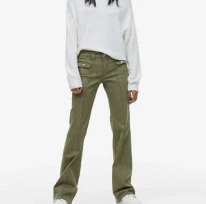 INTRESSEKOLL läs beskrivning - Intressekoll på dessa snygga lowwaist jeans. Använda ca 3 ggr och i bra skick. Vid intresse tryck ej på köp utan lägg istället prisförslag.