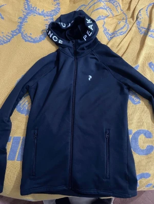 Peak performance fleece  - Hej, säljer min fina peak performance fleece, bra skicka förutom ett litet hål som sytts på ryggen (7/10) möts eller skickar, undrar du något så fråga