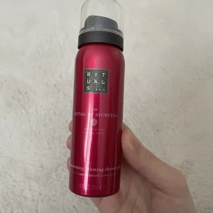 Rituals shower gel - Helt ny och oanvänd rituals foaming shower gel. Ritual of ayurveda i doften indisk ros och mandelolja. Frakt tillkommer. Skriv gärna vid frågor❤️