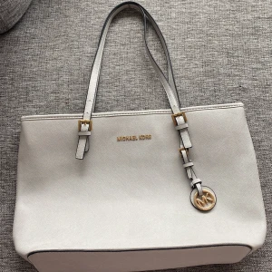 Michael kors väska  - Säljer denna oanvände Michael kors väskan💕 