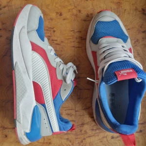 Puma sneakers - Puma sneakers i mycket bra skick, sparsamt använda, sulan och insidan är inte slitna. Säljer för atg skorna är lite för små för mig. Enda defektet är att plasten runt ena snöret har lossnat, se bild 3. Storlek 46