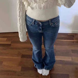 Lågmidjade Bootcut Jeans! - Storlek 36, från gina tricot! Bootcut modellen low waist petite, är 160cm och de sitter perfekt i längd! 💌 använd endast få gånger!