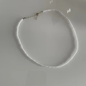 Litet vitt pärl halsband  - Skick- Knappt användt Storlek- One size