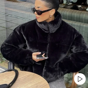 Fur jacket - Fur jacket, använd fåtal gånger och är i perfekt skick! 