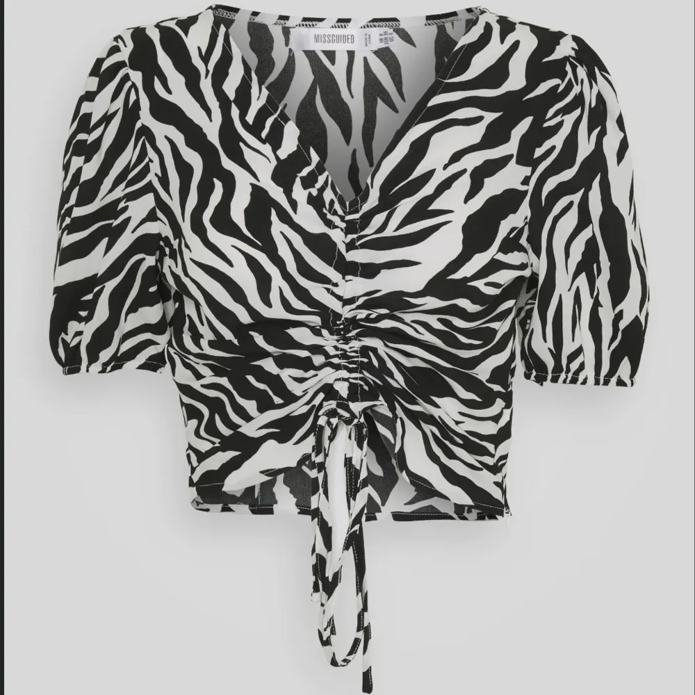 Slutsåld super söt zebra blouse från Missguided. Använd vid ca 3 tillfällen innan graviditet. Säljes nu pga viktuppgång🩷 Inköpspris 299:- Mitt pris 150:- plus frakt. 🌸Samfrakta🌸Swish-betalning🌸Spårbarfrakt🌸. Blusar.