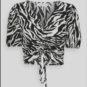 Slutsåld super söt zebra blouse från Missguided. Använd vid ca 3 tillfällen innan graviditet. Säljes nu pga viktuppgång🩷 Inköpspris 299:- Mitt pris 150:- plus frakt. 🌸Samfrakta🌸Swish-betalning🌸Spårbarfrakt🌸