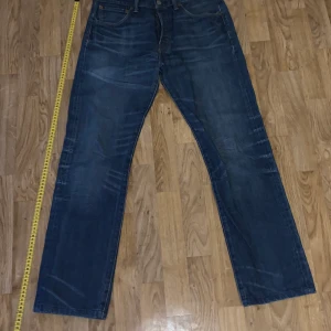 Levis 501 - Ett par mörkblå Levis 501, inga defekter.  (möjligtvis missfärgad rektangel på höger bakficka, men märks knappt)  Pris diskuteras gärna.  Skriv vid frågor, funderingar eller om bättre bilder önskas =)