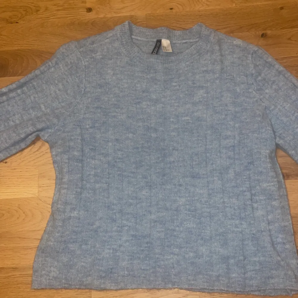 Väldigt fin blå stickad tröja knappt använd, är även i bra skick   Svarar snabbt 💙. Stickat.