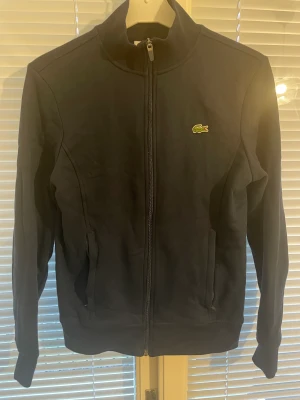 lacoste tröja storlek Xs - Använd 2 ggr, är helt som ny