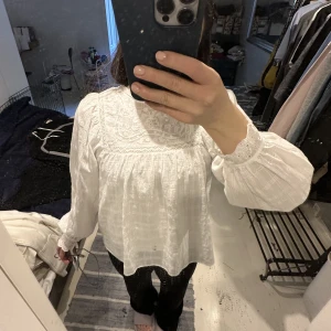 Fin vit blus  - Säljer denna jätte snygga blus från Zara, helt perfekt till sommaren, väldigt härligt tunt och luftigt tyg så kan tänka mig att den passar perfekt till en varm sommardag!☀️endast använd en/två gånger!