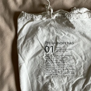 Tvättpåsar 🧺  - 100% bomull från H&M, perfekt att lägga tvätten i! Finns en ögla så man kan hänga upp påsen om man vill det och lätt att bära med sig över axeln eller som en ryggsäck. Går även att dra åt i öppningen om man vill stänga! Både den svarta och vita säljs ihop