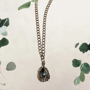 Halsband  - Ett halsband jag själv har designat. 23 cm på var sida, 46 cm allt som allt. Frakten kostar 13kr! Kolla även in min sida då jag samfraktar😁 (inte äkta)
