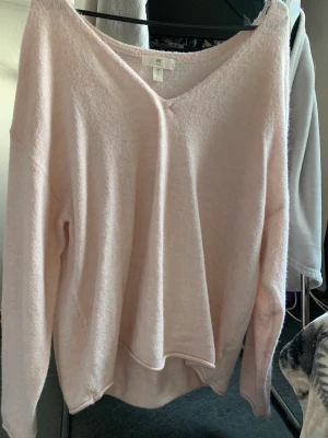 Stickad tröja  - stickad tröja från hm!! Köpte på secondhand men det kommer inte till användning!!💗💗Storlek M men passar mig som är Xs/S