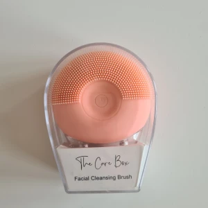 cleansing brush - Ansikts rengörings borste.  Superenkel att använda pch rengör på djupet.   Endast provad. Säljes pga dubbletter. 