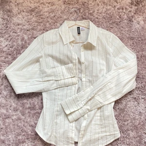 Randig skjorta - Randig formsydd skjorta från HM divided. Storlek xs, oanvänd. Jättefin!