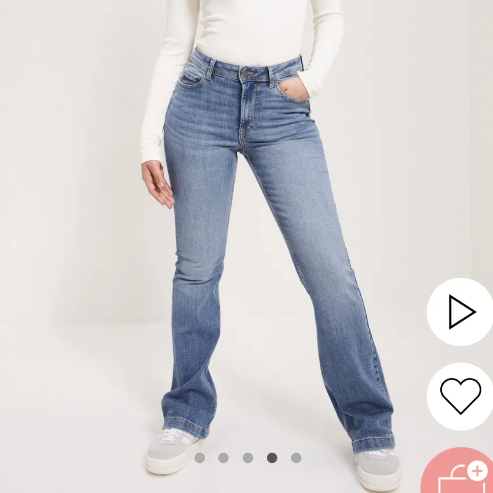 Snygga bootcut jeans! Storlek W/28 L/30, är 160 cm lång! Fint skick, nypris 450 kr men säljer för 200!. Jeans & Byxor.