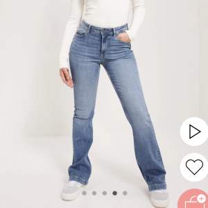 Snygga bootcut jeans! Storlek W/28 L/30, är 160 cm lång! Fint skick, nypris 450 kr men säljer för 200!