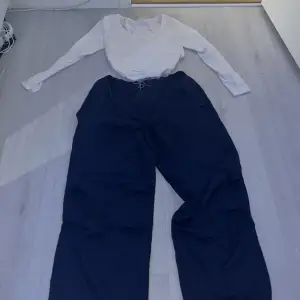 Baggy blå bukser med en vit cropped tröja, köp själv eller tillsammans🤞   Tröja- 40kr  Bukser-210