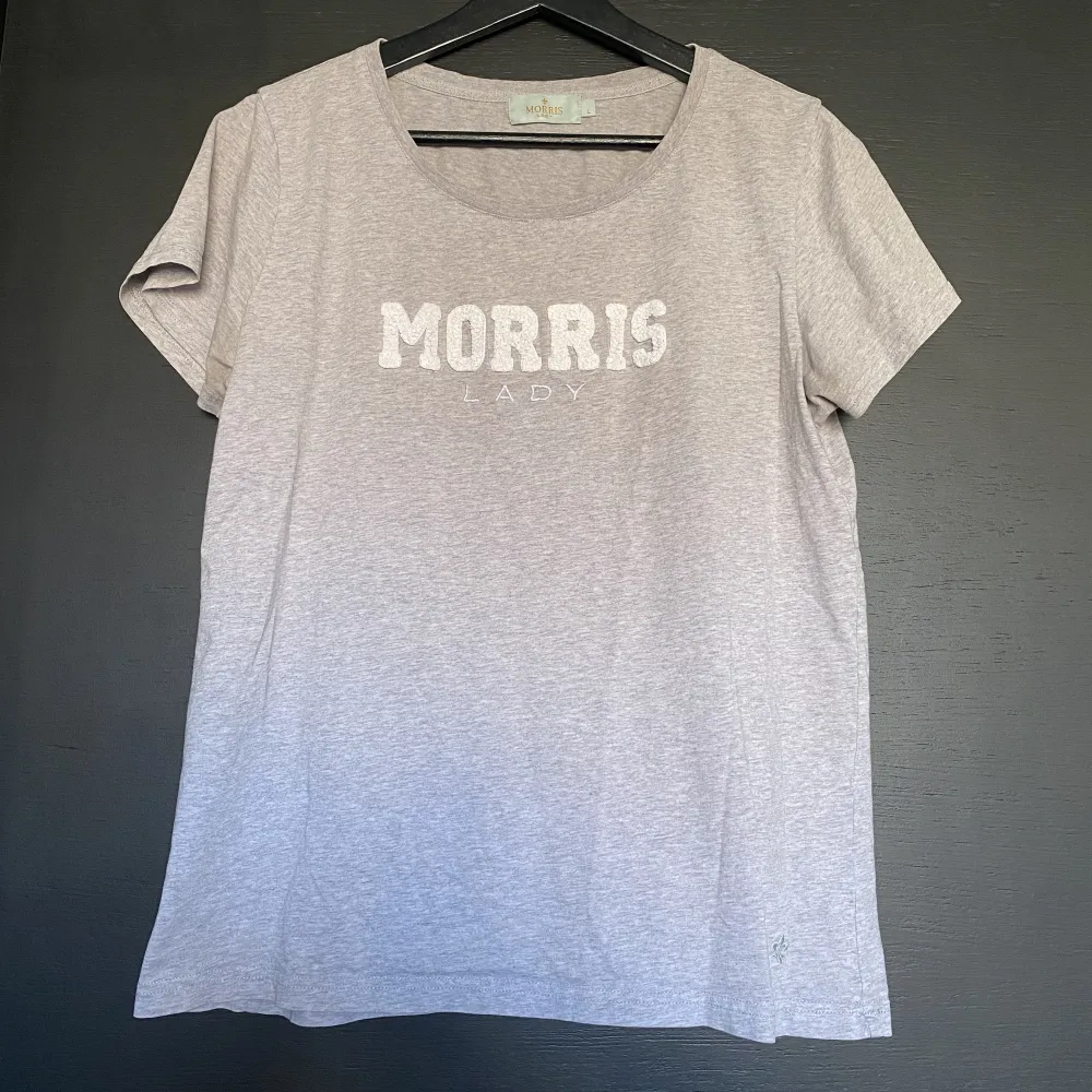 Mycket fin Morris T-shirt med broderade detaljer. Mycket bra skick. Storlek L men passar som M.. T-shirts.