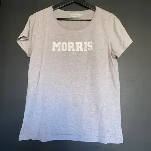 Mycket fin Morris T-shirt med broderade detaljer. Mycket bra skick. Storlek L men passar som M.