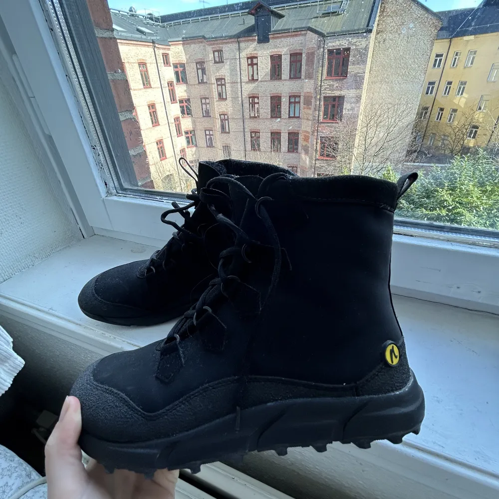 Jag säljer ett par JoeNimble boots, Explore Toes 2.0 köpta för någon månad sen. Använda 2 gånger och är som i nyskick. De är även impregneringssprayade och skyddade mot regn ❤️Nypris  är 2695kr och mitt pris är 2500kr. Möts upp i Malmö eller fraktas!. Skor.