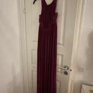 Helt oanvänd och ny balklänning i en vinröd färg. Prislappen finns kvar. Klänningen passar dig som är mellan 165-170 cm lång. Säljer denna klänning för 250 kr + frakt. 