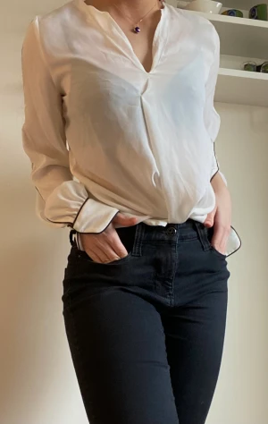 Vit blus - Snygg vit blus med svarta detaljer. I nyskick